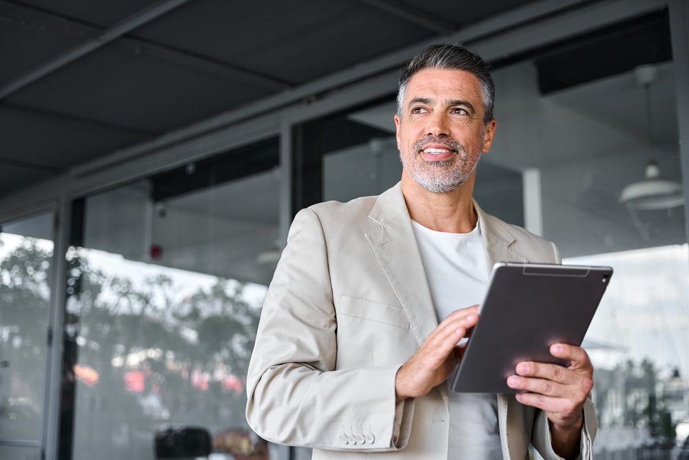 Immobilienprofi arbeitet mit digitalen Daten